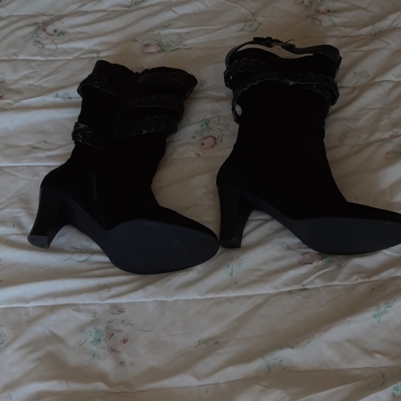 Shoes - Picture 1 of 3